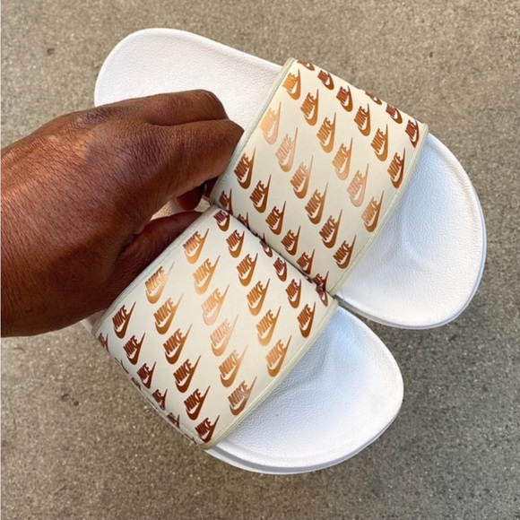 WMNS NIKE OFFCOURT SLIDE GOLD OFF COURT FLIP FLOP SANDAL SLIDE
COPPER BEIGE - Picture 2 of 6